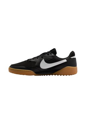 Zapatilla deportiva negra con parte superior de ante y sintético, logo blanco y suela de goma. Presenta cordones redondos y un collar acolchado para mayor comodidad.