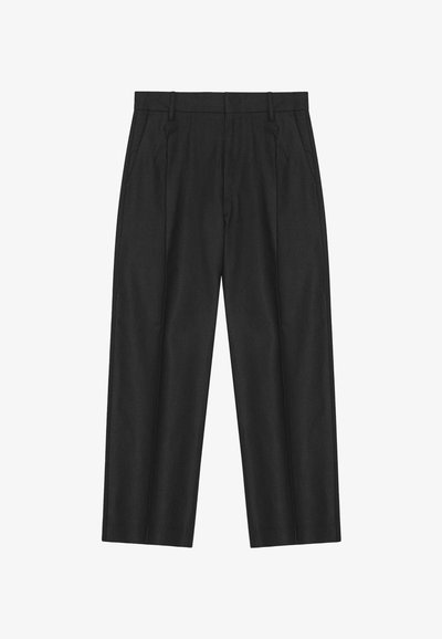 Zwarte rechte broek met riemlussen, zijzakken en een licht geplooid voorpand.