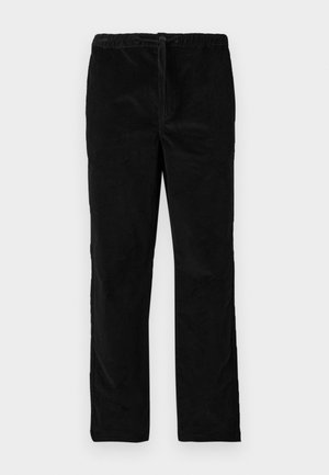 Pantalones de terciopelo negros de pierna recta con cinturilla elástica y cordón en la parte delantera, exhibidos sobre un fondo blanco liso.