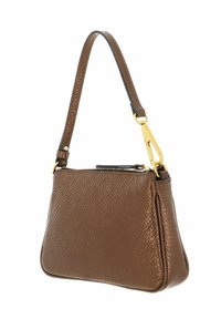 Sac à main en cuir marron avec une finition texturée, une courte bandoulière et des accents en métal doré. Dispose d'un dessus zippé et d'une forme compacte.