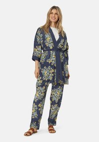 Set di kimono floreale navy e pantaloni coordinati, con motivi floreali gialli e blu, tessuto morbido, maniche ampie e cintura da annodare.