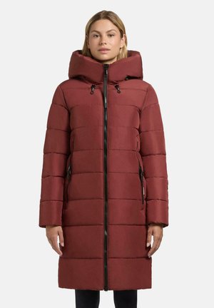 Bordeaux gefütterte Jacke mit hochgeschlossenem Kragen und verstellbarem Kapuzen, ausgestattet mit einem Frontreißverschluss und seitlichen Taschen, glatter Textur und horizontaler Steppung.