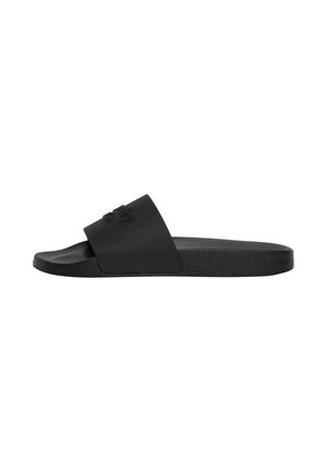 Sandale slide noire avec semelle texturée et large bride sur le pied, avec un logo discret en relief sur la bride.