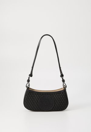 Czarna torebka z plecioną teksturą, okrągłym logo akcentującym i jedną regulowaną rączką. Smukły design z zaokrąglonym konturem.