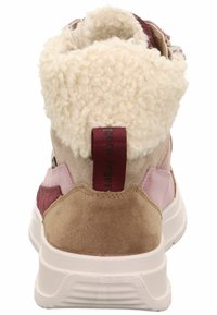 Sneaker in suede e tessuto con una combinazione di colori marrone chiaro, bordeaux e rosa. Presenta un colletto in soffice crema, un tallone imbottito e una suola in gomma bianca.
