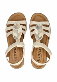 Beige Sandalen mit mehreren Riemen, verziert mit einem dekorativen Blätterdesign und silbernen Akzenten. Weiche Innenauskleidung und verstellbarer Schnallenverschluss.