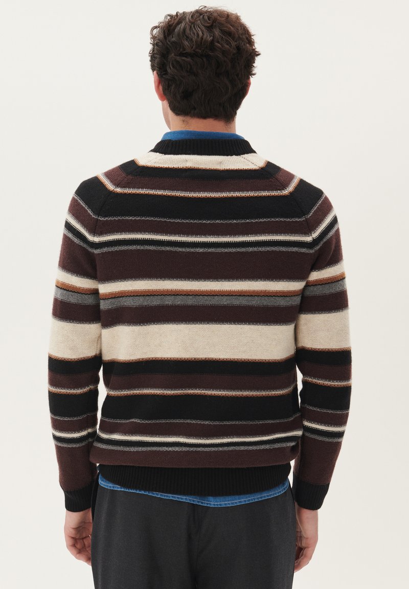 Il maglione presenta un motivo a righe in rosso scuro, beige, nero e grigio, con orlo e colletto a coste. Realizzato in tessuto lavorato a maglia con un design aderente.