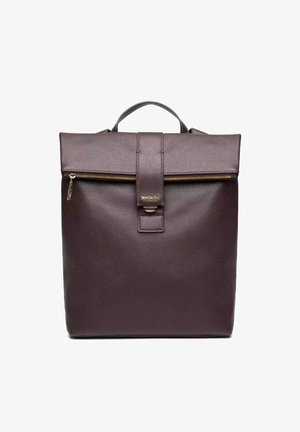 Zaino in pelle marrone scuro con forma rettangolare, patta pieghevole, cerniera frontale e manico superiore. Presenta un accento logo dorato.