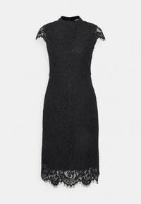 Černé krajkové šaty s vysokým výstřihem, krátkými rukávky a vroubkovaným lemem. Obsahují složité květinové vzory a přiléhavý střih.