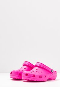 Crocs CLASSIC UNISEX - Klumpaitės - electric pink
