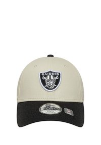 Cappellino da baseball beige con visiera nera. Presenta un logo dei Raiders ricamato sul fronte. Include una tracolla regolabile per una vestibilità ottimale.