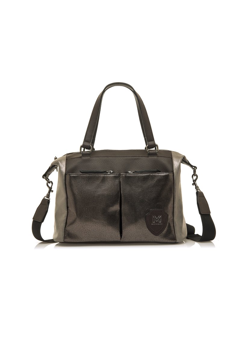 Bolso en gris y bronce con material texturizado, doble bolsillo frontal con cremallera, asas cortas y correa de hombro desmontable. Logo acentuado.