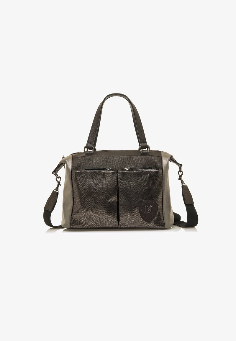Bolso en gris y bronce con material texturizado, doble bolsillo frontal con cremallera, asas cortas y correa de hombro desmontable. Logo acentuado.