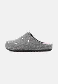Pantofole grigie in feltro con chiusura posteriore, caratterizzate da piccoli cuori rosa e una suola nera testurizzata per una presa migliore.