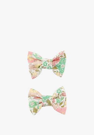 Set van twee stoffen haarstrikken met bloemenpatronen in roze, groen en creme. Elke strik heeft een klassieke vorm met een gladde textuur.