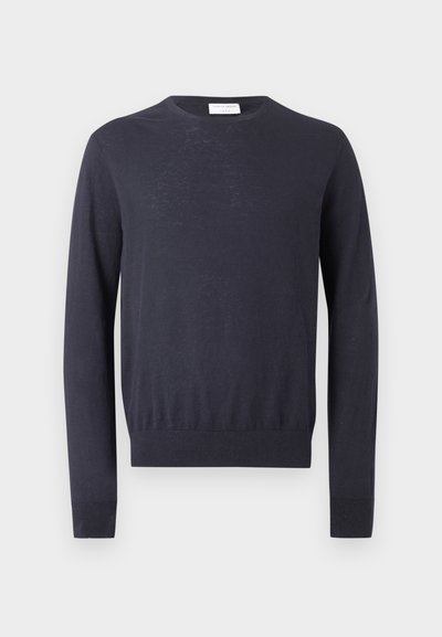 Μακρυμάνικη μπλούζα σε ναυτικό μπλε χρώμα με στρογγυλή λαιμόκοψη, ραβδωτά μανσέτες και τελείωμα σε μονόχρωμο ανοιχτό φόντο.