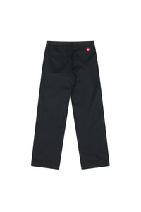 Pantalons larges noirs à finition mate, dotés de deux poches arrière et d'un petit patch logo rouge au-dessus de la poche droite.
