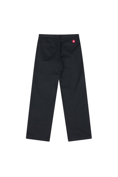 Pantalones negros de pierna ancha con acabado mate, que cuentan con dos bolsillos traseros y un pequeño parche de logo rojo encima del bolsillo derecho.