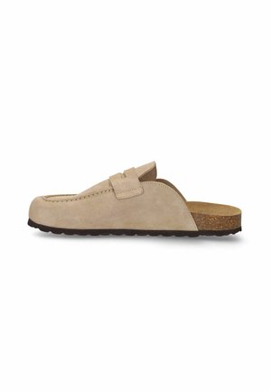 Zoccolo beige in suede con sottopiede in sughero, suola in gomma scura e dettaglio con cinturino sulla parte superiore.