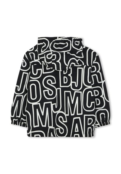 Zwarte hoodie met een opvallende witte letterprint. Elastische manchetten en zoom, lichtgewicht stof, met een casual pasvorm voor comfort.