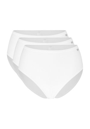 Tre slip da donna bianchi a vita alta con una piccola etichetta del marchio sulla cintura, impilati diagonalmente su uno sfondo semplice.