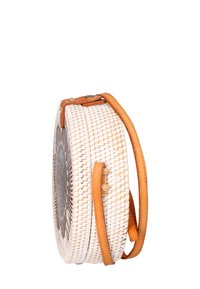 Borsa a tracolla tonda in bianco con una parte anteriore decorata da un motivo colorato, arricchita da una tracolla e rifiniture in pelle marrone. Texture liscia, design solido.