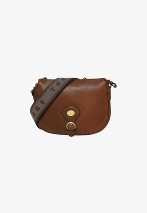 Borsa a tracolla in pelle marrone con tracolla in tessuto regolabile, caratterizzata da testo, fibbia in tonalità oro e placca ovale con logo sul risvolto anteriore.