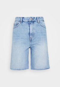 Los shorts de mezclilla azul claro presentan una cintura alta, diseño de cinco bolsillos y un dobladillo que cae justo por encima de la rodilla. Textura deslavada con un acabado limpio.