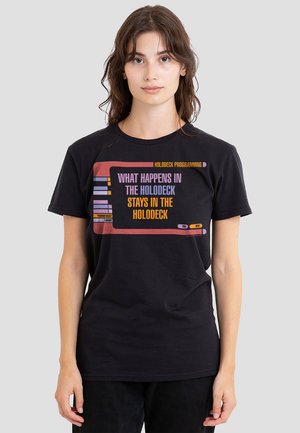 Schwarzes Baumwoll-T-Shirt mit buntem Grafiktext: "WAS IM HOLODECK PASSIERT, BLEIBT IM HOLODECK" und Designelementen.