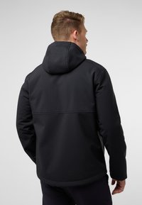 Veste à capuche noire avec une finition lisse et mate ; présente une couture contrastante dans le dos et une coupe décontractée.