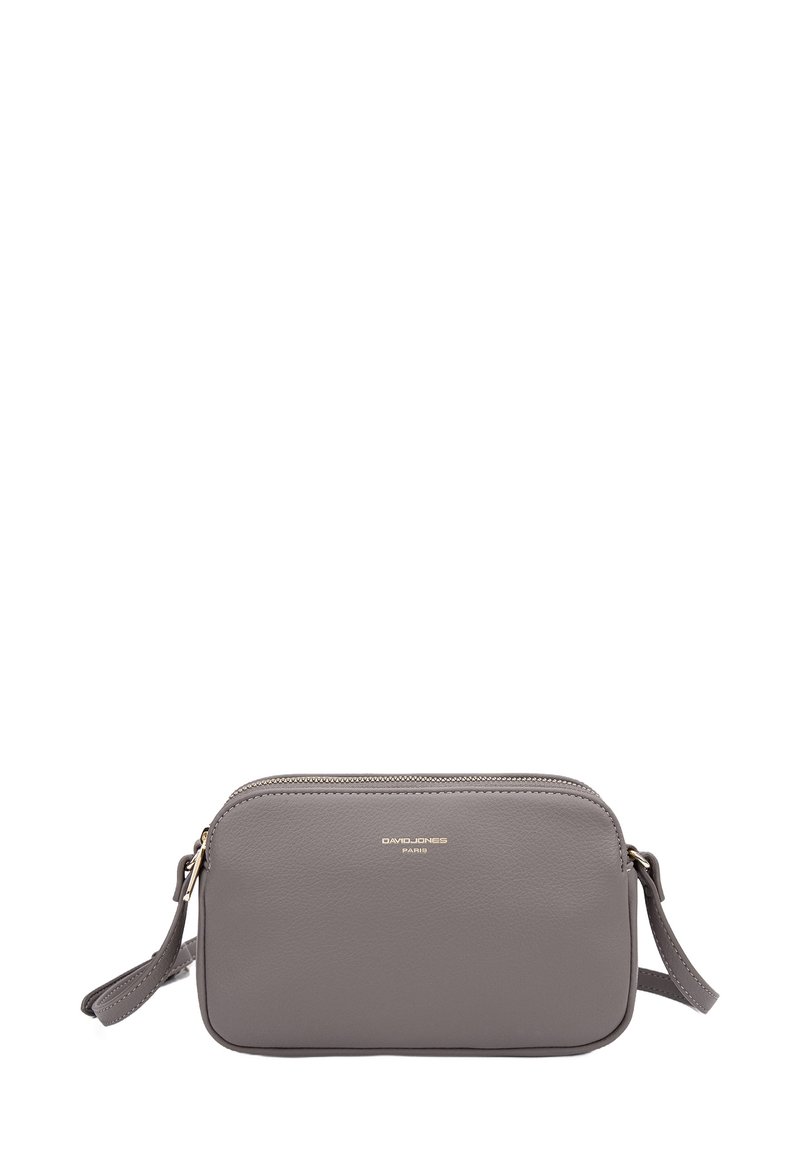 Borsa a tracolla rettangolare in finta pelle grigia con chiusura a zip, logo in tono oro e tracolla regolabile. Texture liscia.