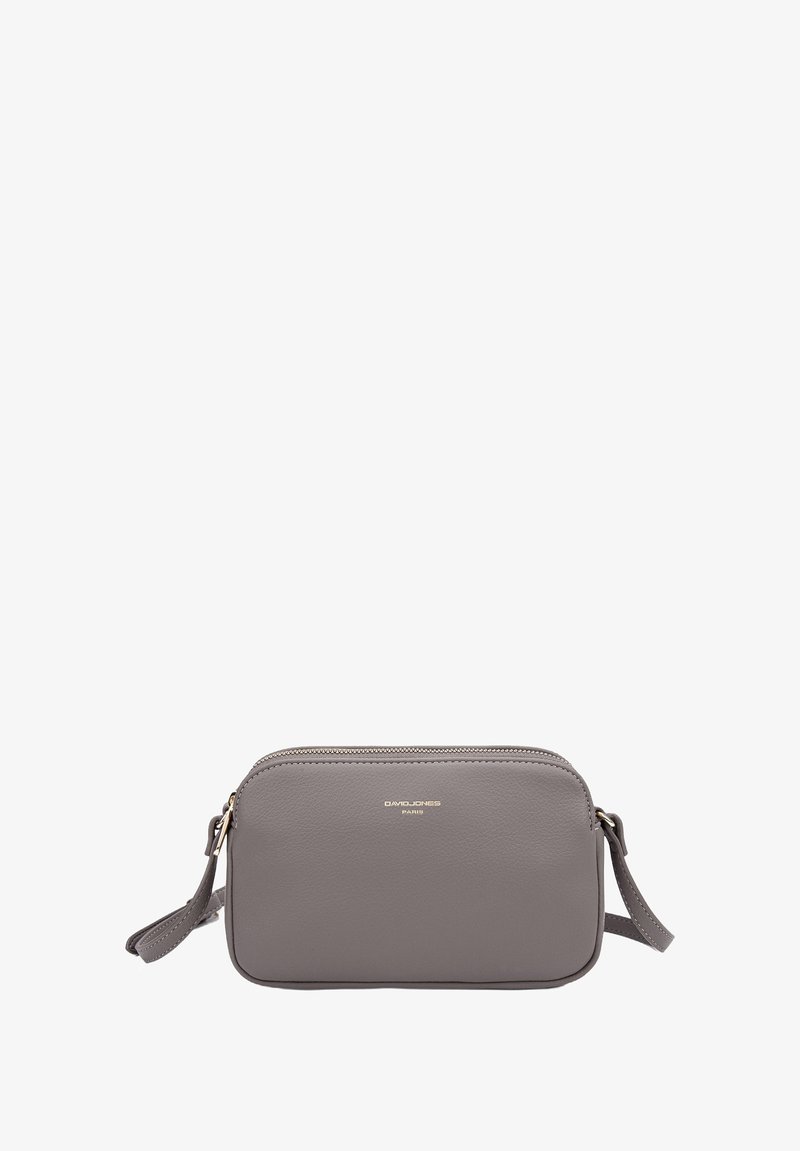 Borsa a tracolla rettangolare in finta pelle grigia con chiusura a zip, logo in tono oro e tracolla regolabile. Texture liscia.