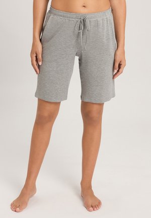 Grå shorts lavet af blødt, strækbart stof. Har en elastisk talje med snørelukning og sidelommer, slutter over knæet.