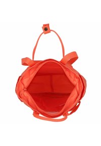 Sac en tissu orange avec deux poignées, fermeture éclair et un intérieur spacieux. Texture lisse avec un design simple et fonctionnel.