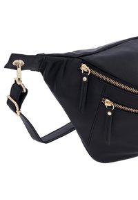 Schwarze Leder-Gürteltasche mit zwei goldfarbenen Reißverschlüssen und verstellbarem Träger mit goldener Schnalle und Clip.