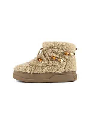 Bottine beige à la cheville avec extérieur en laine texturée, semelle en caoutchouc, fermeture à lacets ornée de perles en bois marron et blanc sur le côté.