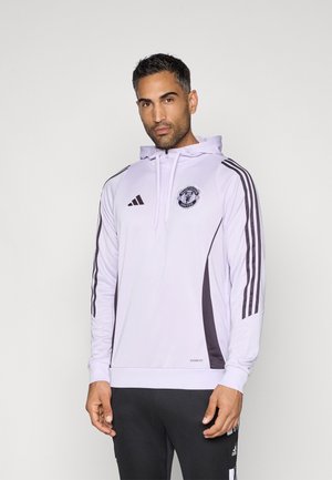 Sudadera con capucha de color púrpura claro con acentos en negro, que presenta un logo bordado y tres franjas oscuras en cada manga. Hecha de material transpirable.