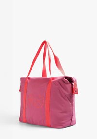 Bolso de mano rosa con un acabado de nailon liso, que presenta acentos y asas en naranja, y un gráfico circular en un lado. Forma rectangular en general.