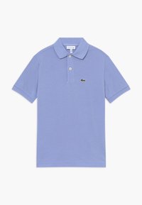 Ljusblå polo shirt gjord av texturerat tyg, med en tvåknäppning och en grön broderad logga på vänster bröst.