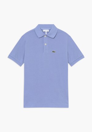 Lichtblauw poloshirt van textiel, voorzien van een placket met twee knopen en een groen geborduurd logo op de linker borst.