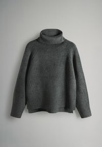 Tmavosivý rolákový sveter vyrobený z mäkkej pletenej látky. Má rebrovaný okraj a manžety, voľný strih a postranné rozparky pre pohodlie.