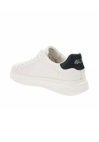 Sneaker in pelle bianca con punta tonda, suola piatta e accento nero sul tallone che presenta il nome del marchio in bianco. Lacci dello stesso colore.