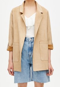 PULL&BEAR Abrigo corto - sand