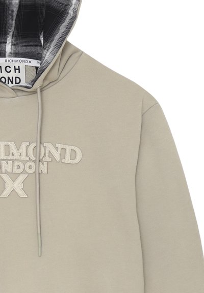 Felpa beige con la scritta "RICHMOND LONDON" ricamata sul davanti, cordini abbinati e tessuto a quadri bianco e nero all'interno del cappuccio.