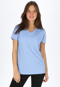 Lyseblå V-hals t-shirt lavet af glat stof, med korte ærmer og en tætsiddende design. Logo trykt med diskret skrift på brystet.