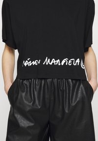 MM6 Maison Margiela Triko s potiskem - black