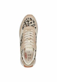 Beige sneakers med leopardmönstrade detaljer, med en texturerad överdel, rund tå och vit gummisula. Snören i matchande färg.