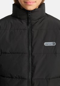 Giubbotto puffer nero con colletto alto, caratterizzato da imbottitura a quadri orizzontali, una cerniera centrale e un piccolo logo grigio "element" sul davanti.