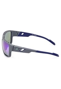 Urheilulasit, joissa on harmaa ja sininen muovikehys; vihreä ja violetti liukuväri linssit; säädettävä nenäosa ja teksturoidut varret pitävää otetta varten.