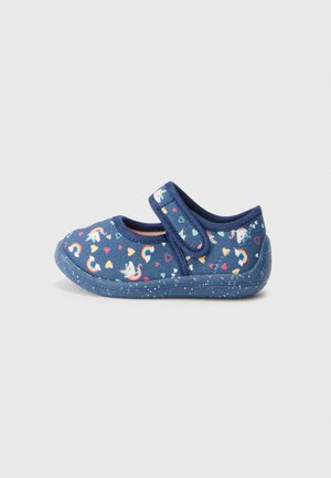 Blaue Mary Jane Schuhe für Kinder mit einem Muster aus Einhörnern, Regenbögen und Herzen, ausgestattet mit einem einzelnen verstellbaren Klettverschlussriemen.